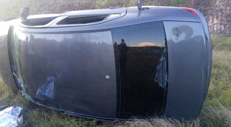 Motorista morre e duas pessoas ficam feridas após carro cair de ribanceira em Sergipe