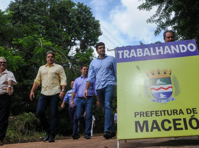 Prefeito Rui Palmeira vistoria obras na Rua Marquês de Abrantes