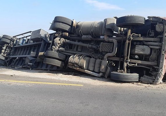 Condutor de caminhão fica ferido após acidente na BR-423