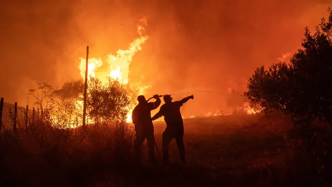Corpo é encontrado em fábrica atingida por incêndio que devasta parte da capital da Grécia