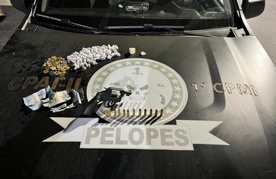 No interior, PM apreende arma e drogas e prende suspeito de homicídio