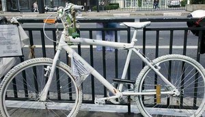 A “ghost bike” lembra Juliana Dias, que morreu em 2012 atropelada por um ônibus/ Foto: Reprodução