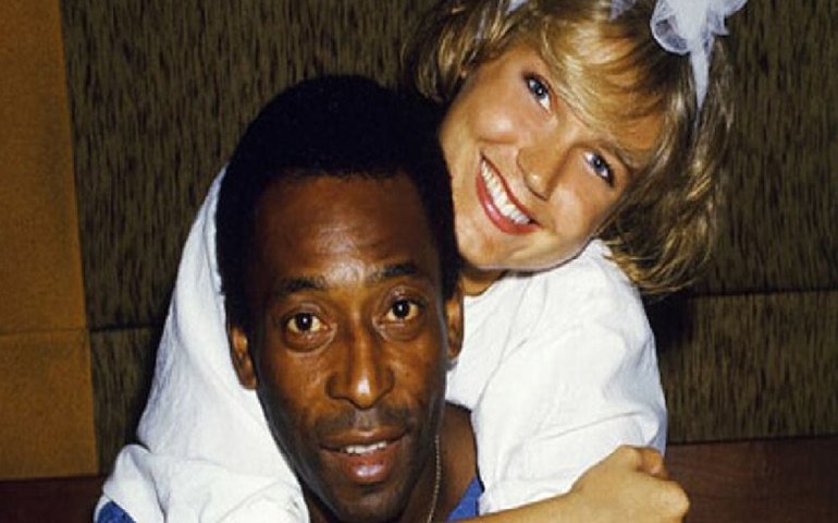 Xuxa reclama de pessoas sorrindo em foto com caixão de Pelé