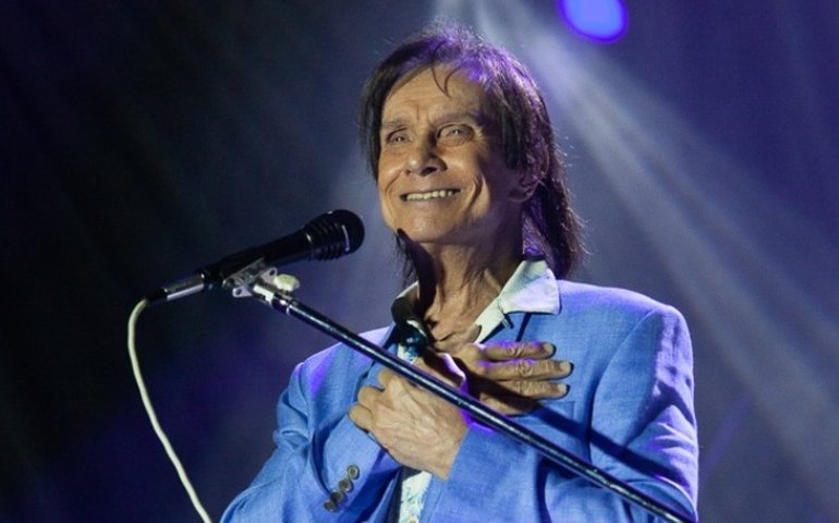 Roberto Carlos inaugura terminal de aeroporto com nome do pai em sua cidade natal no dia do aniversário