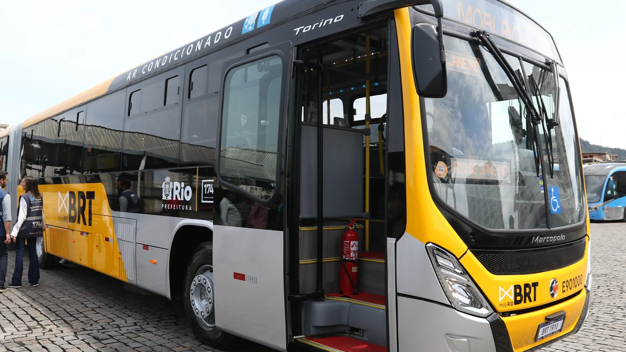 Gardênia Azul tem ônibus usados como barricadas e dez linhas desviadas em manhã de tensão