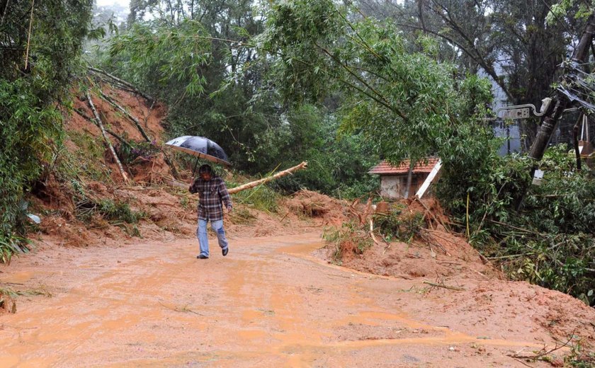 Rio registra 64 ocorrências com pancadas de chuva; deslizamento atinge 4 casas