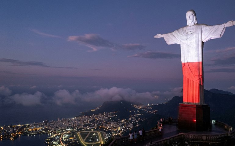 Cristo Redentor é iluminado com cores da Polônia em tributo ao Dia da Constituição