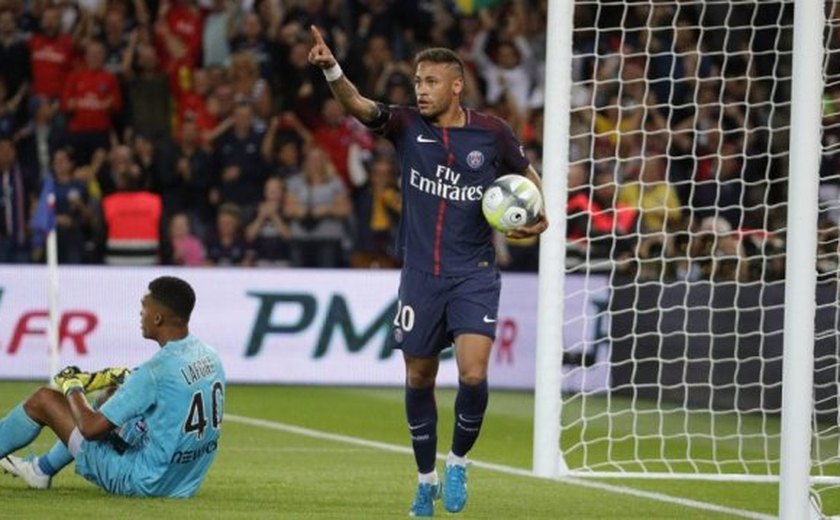 Neymar faz dois e se emociona em homenagem em primeiro jogo em casa no PSG