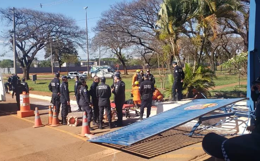 PM em fúria acelera carro, derruba portão de batalhão e fere colega