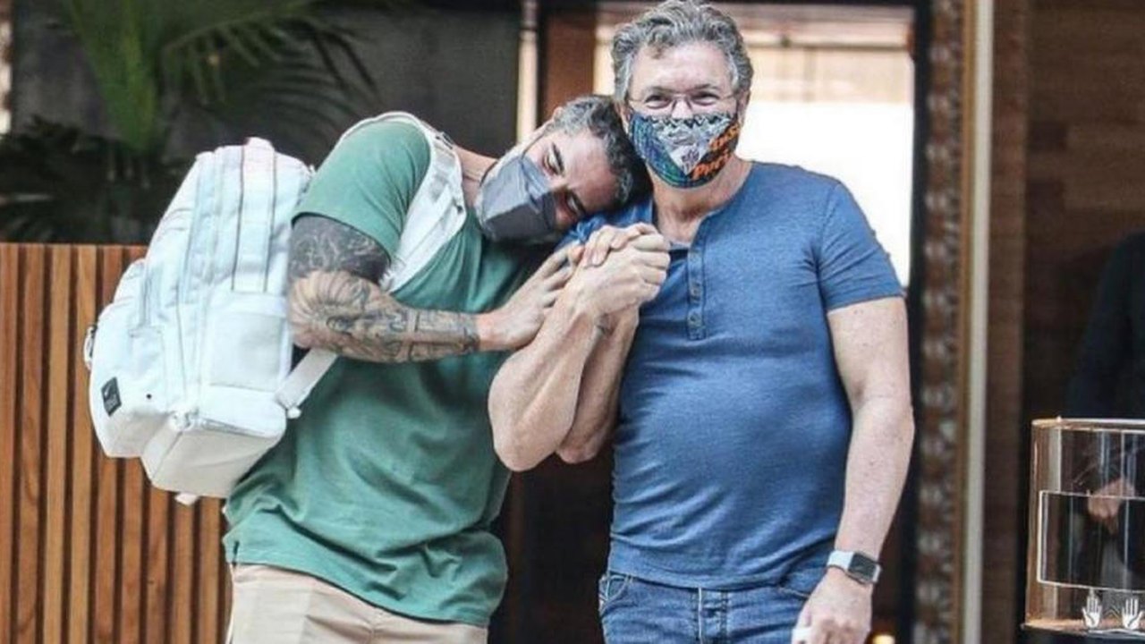 Marcos Mion e Boninho se encontram em restaurante da Globo