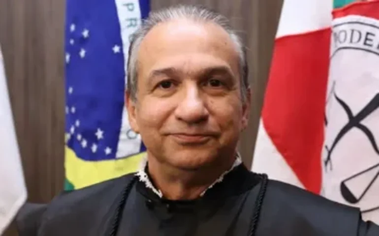 O que acontece com desembargador de MG afastado após supostos casos de abuso sexual