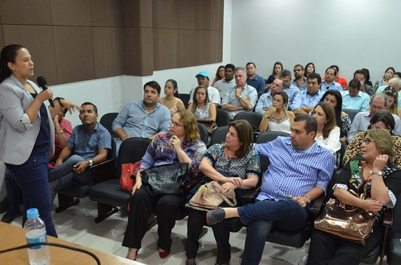 Célia debate estratégias contra dengue em reunião na AMA