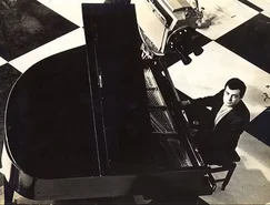7 - Sérgio Ricardo ao piano no programa de auditório A Música de Todos da TV Globo SP em 1968.jpg 