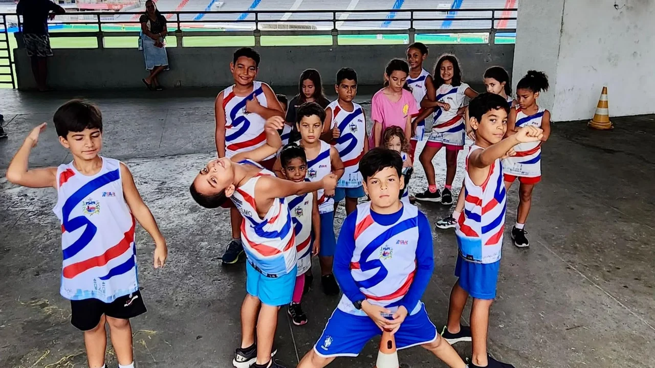Escolinha de atletismo gratuita mobiliza crianças e agita as tardes no estádio Rei Pelé
