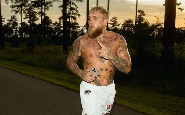 Jake Paul atualiza fãs após cirurgia na mandíbula