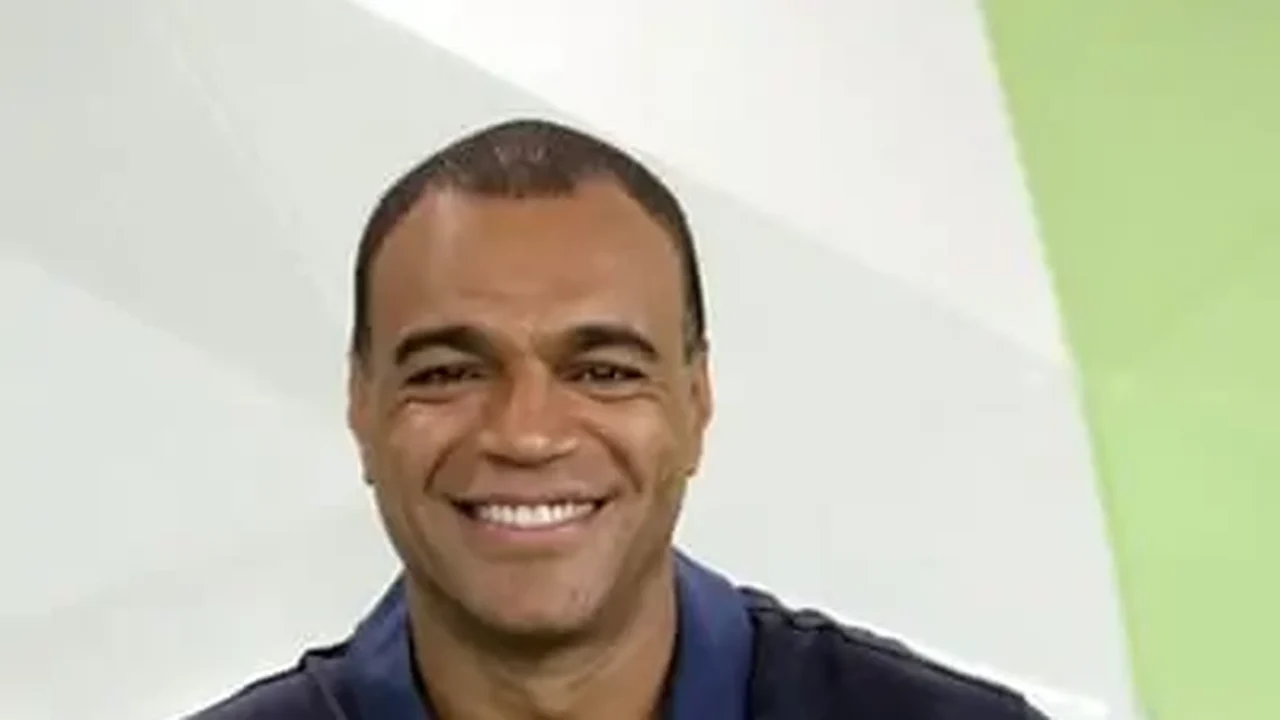 Casa de Denílson e Luciele Camargo tem closet gigante e espaço xodó para taça da Copa de 2002