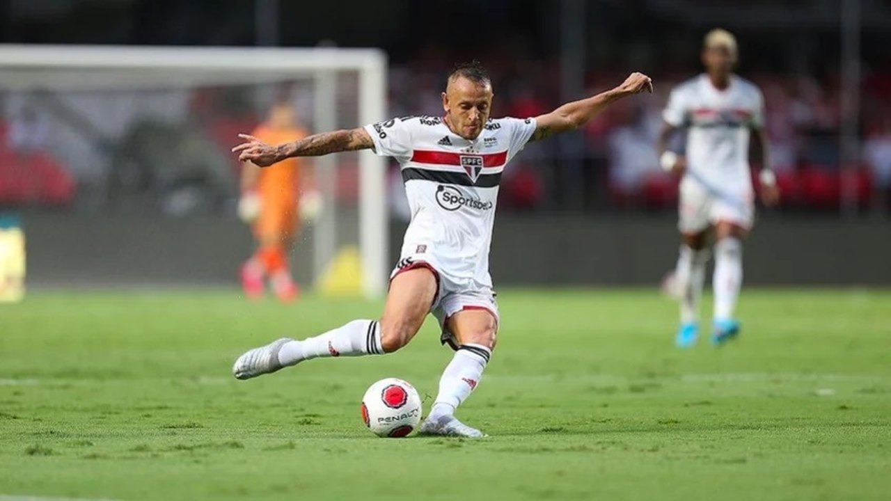 São Paulo atropela Red Bull Bragantino no Morumbi e encerra jejum no Brasileirão