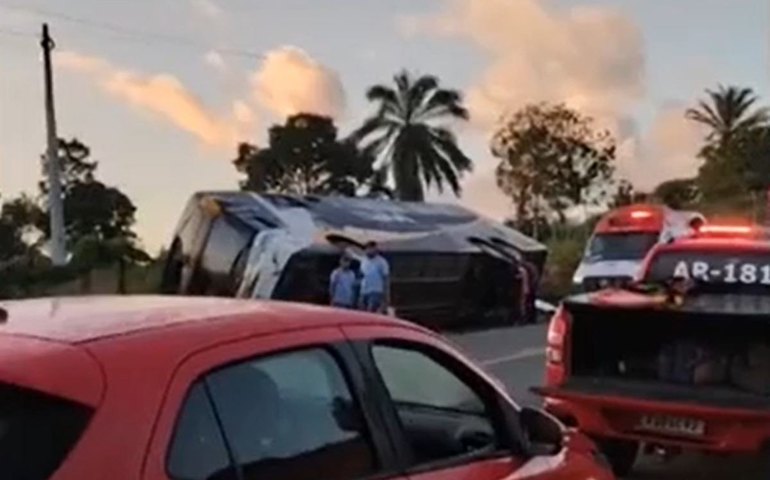 Ônibus de turismo que ia do Rio a Porto Seguro tomba e deixa 9 mortos