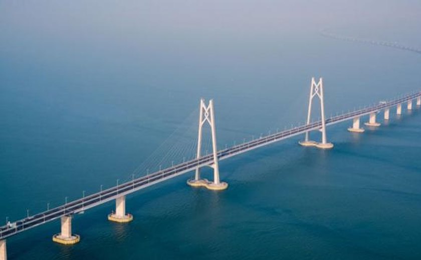 Navio derruba trecho de ponte na China e mata 2 pessoas após veículos caírem em rio