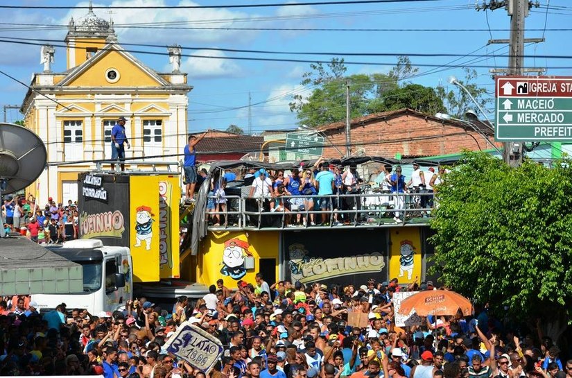 Mesmo sem uso de tinta, bloco Tudo Azul arrasta uma multidão em Murici