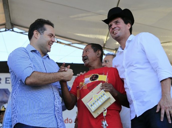 Renan Filho entrega 245 casas e destaca investimentos do governo em Penedo