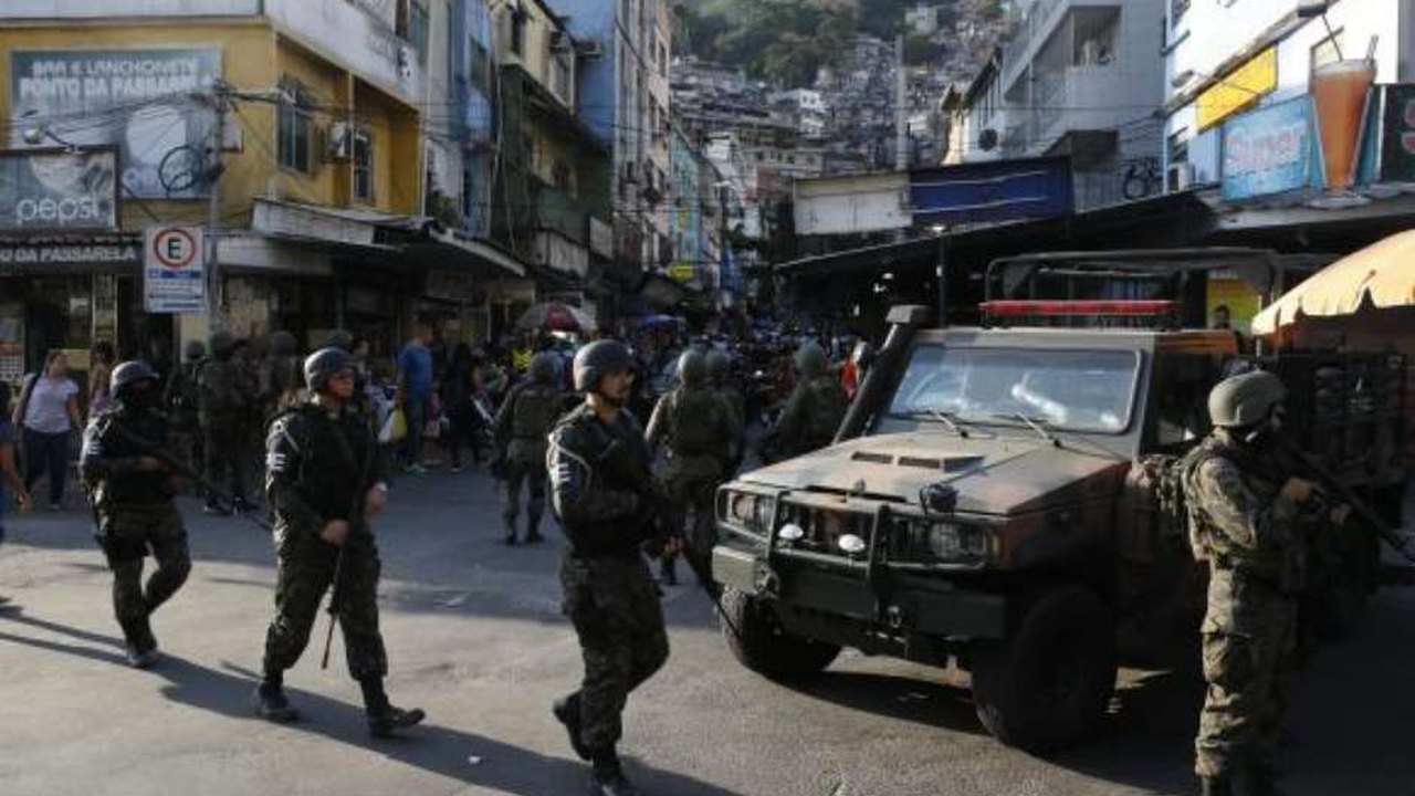 Forças Armadas começam a deixar a Favela da Rocinha no Rio