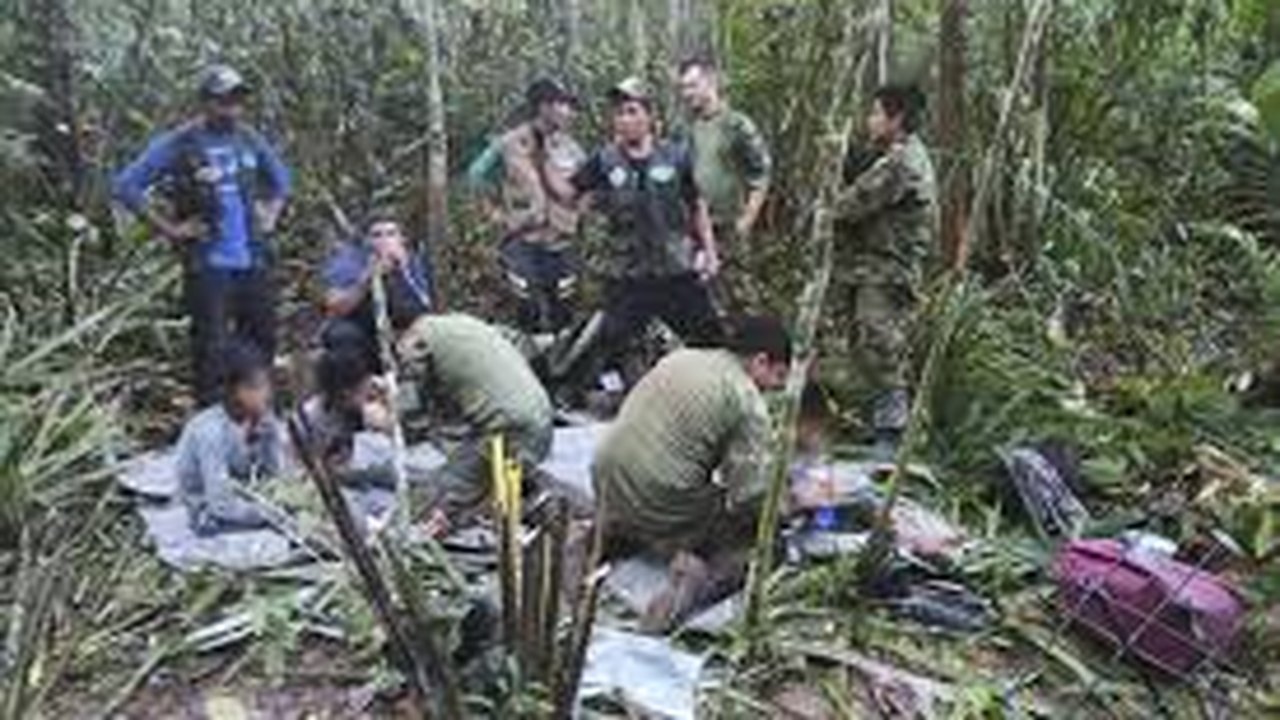Um ano após resgate, instituto mostra fotos dos irmãos colombianos que ficaram perdidos por 40 dias na selva; veja