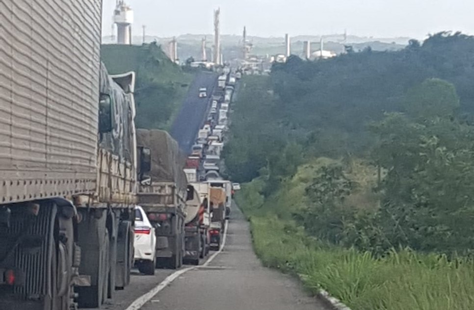 derramamento de óleo na pista