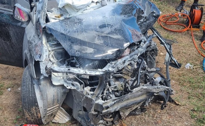 Carro ficou destruído às margens da rodovia AL-225 após colisão com caminhão