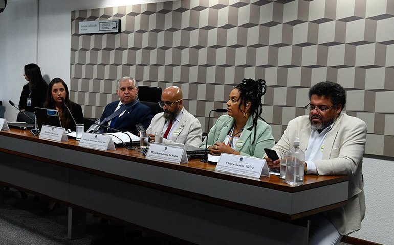 Vaga para idosos em universidades: debatedores pedem prova de ingresso