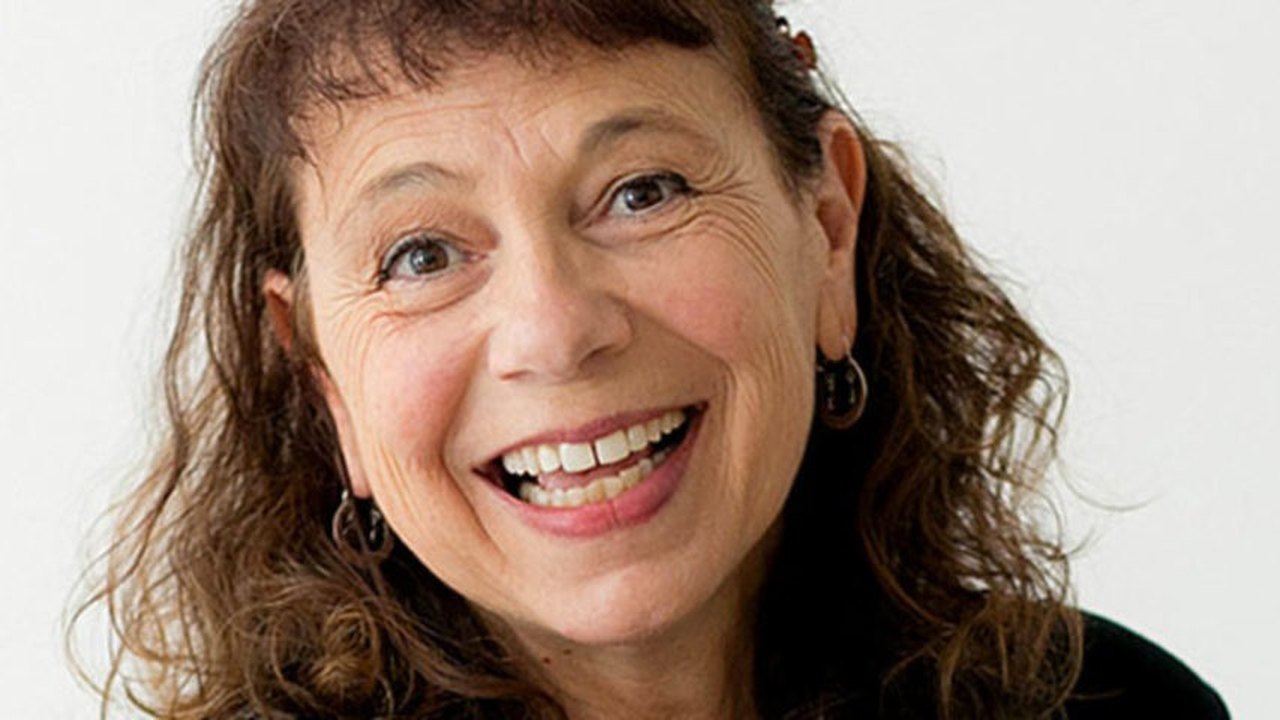 Iara Jamra celebra 40 anos de palco com nova peça