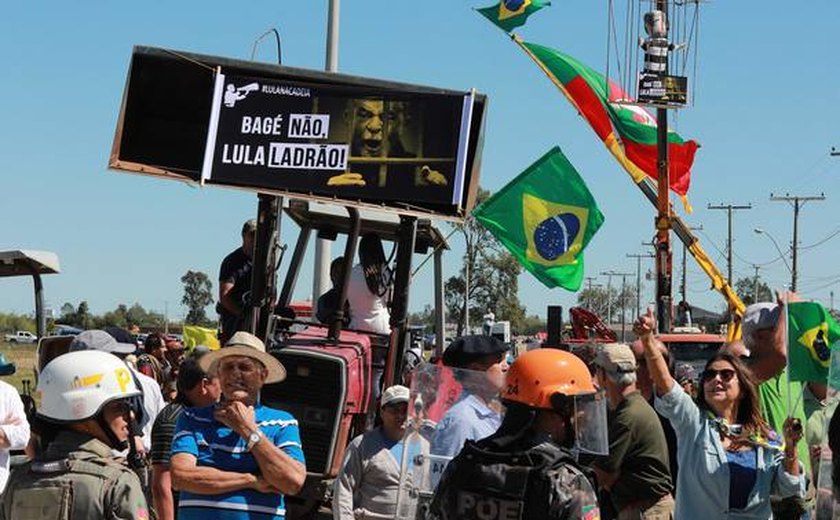 Com tratores e cavalos, poucos ruralistas protestam contra Lula em Bagé (RS)