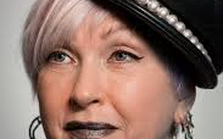 Cyndi Lauper se decepciona ao ver público abandonar seu show em Glastonbury, diz jornal