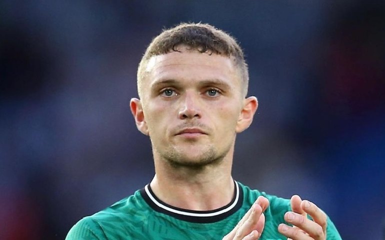 Lateral do Newcastle revela mágoa com filho antes de enfrentar o PSG: 'Quer entrar em campo com Mbappé e não comigo'