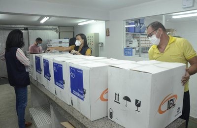 Alagoas recebe 30.600 doses de vacina da Pfizer pediátrica