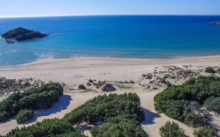 Pollica, na Campânia, é eleita a melhor praia da Itália em 2026