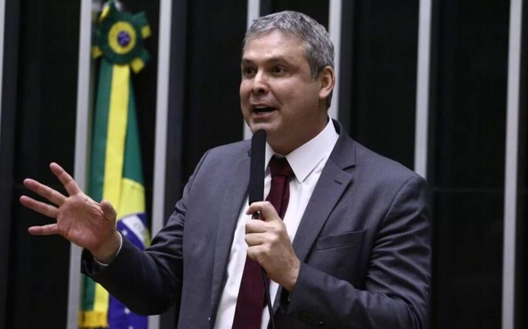 Deputado do PT aciona Interpol em investigação sobre financiamento de filme ligado à família Bolsonaro