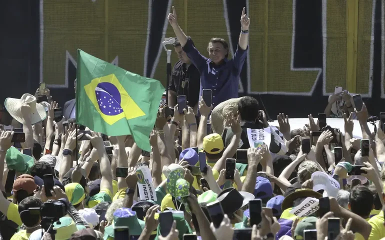 Ato reúne 32 mil; Bolsonaro poupa STF e terceiriza ataques a Moraes