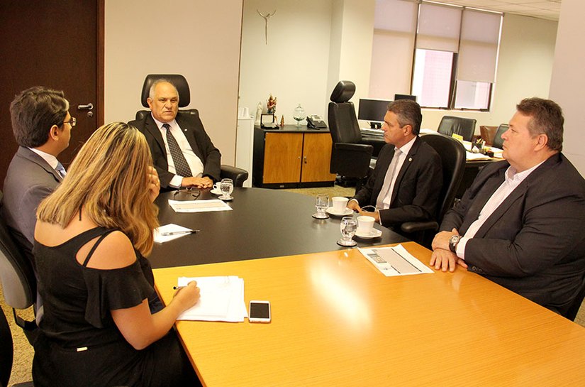 Otávio Praxedes discute segurança no Judiciário com secretário Lima Júnior