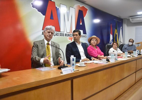 Governador Kléver Loureiro mantém diálogo com prefeitos alagoanos em reunião na AMA
