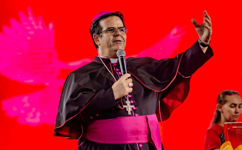 Centenas de pessoas participam do Encontro de Pentecostes no Ginásio Poliesportivo Lauthenay Perdigão