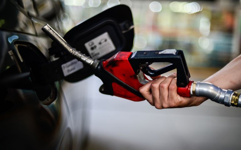 AGU pede investigação de distribuidores e revendedores de combustíveis