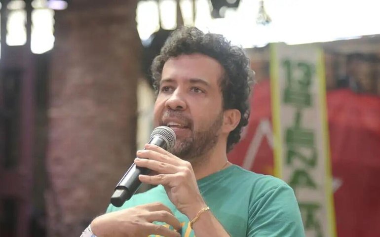 Prefeita e ex-namorada de Janones o acusa de chantagem com foto íntima, afirma mídia