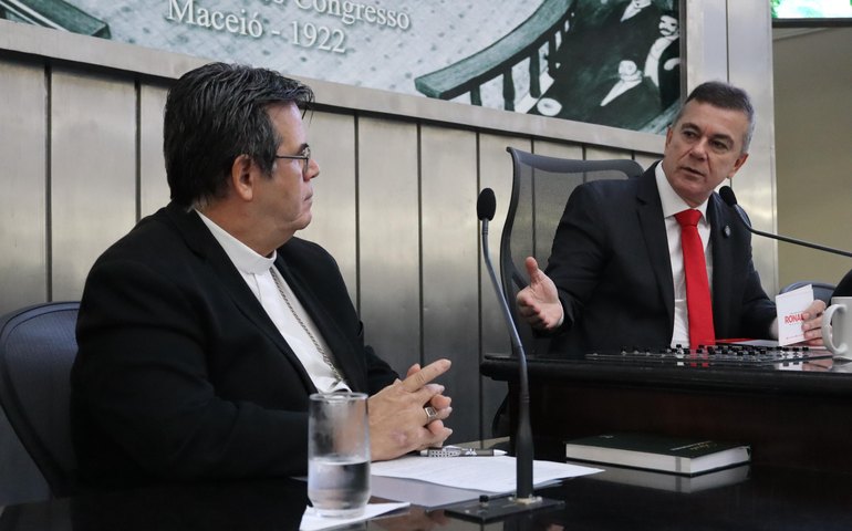 O capitalismo está destruindo o meio ambiente com o discurso de combate à burocracia, afirma deputado Ronaldo Medeiros