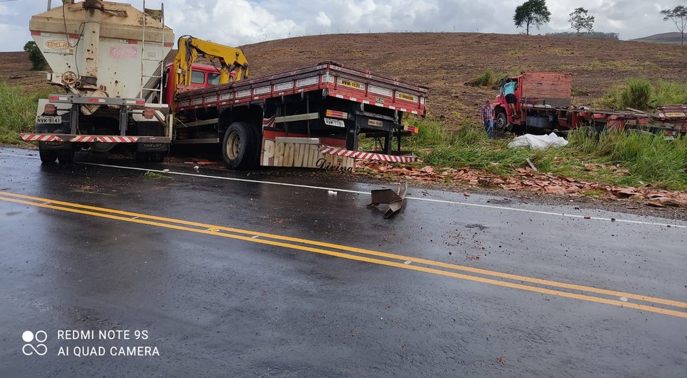 Três pessoas ficam feridas após carreta capotar em Riachão do Dantas / Foto: Foto: BPRv/SE
