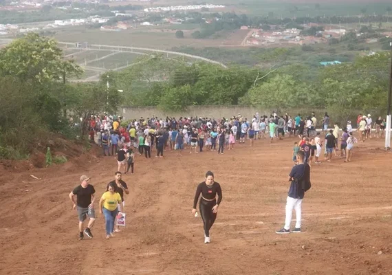 Fieis fazem romaria ao Morro Santa da Massaranduba em Arapiraca nesta Sexta-Feira-Santa