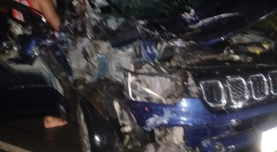 Carro ficou destruído após se chocar com trator