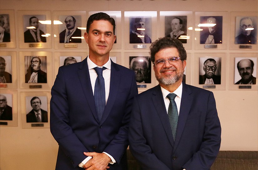 Desembargador Carlos Cavalcanti dialoga com representante do setor da construção civil