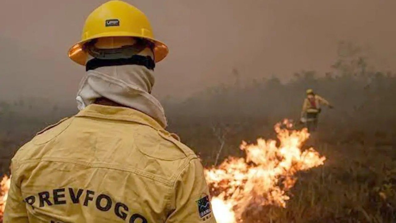 Fumaça de queimadas suspende voos de combate a incêndios no Amazonas
