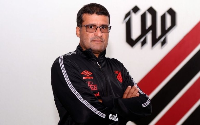 Athletico-PR terá Wesley Carvalho como técnico interino e Juca Antonello de auxiliar